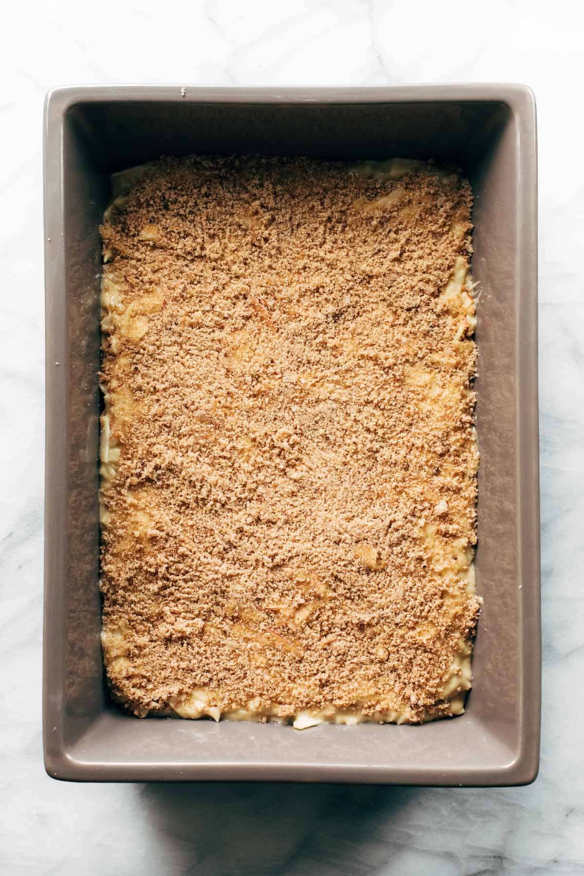 肉桂糖苹果蛋糕in a pan before baking.