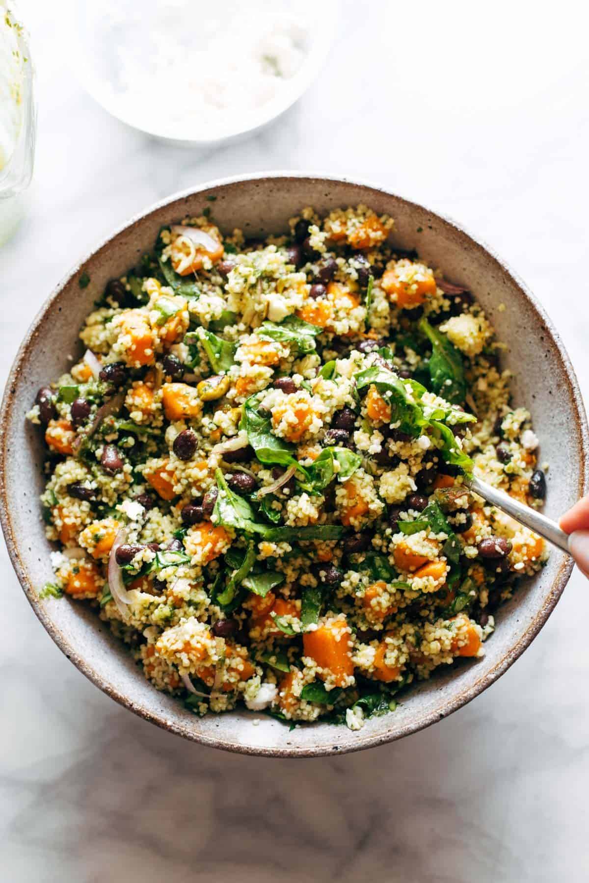 库斯库斯salad in a bowl.