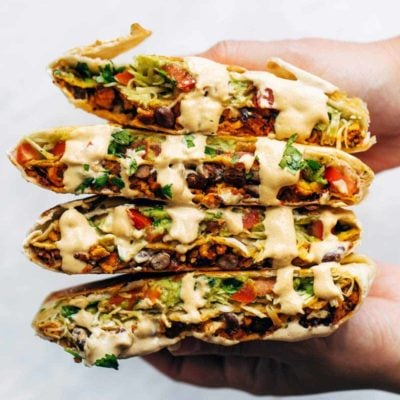 素食主义者Crunchwrap Supreme与腰果Queso。